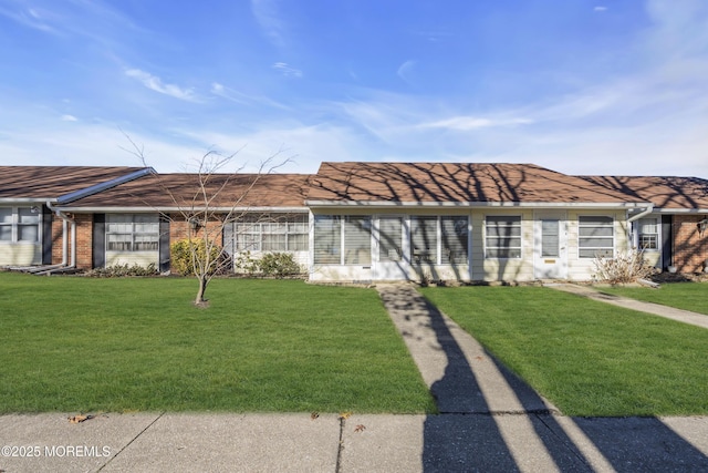 single story home with a front lawn