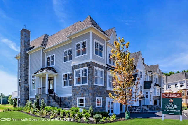 view of front facade featuring a front yard