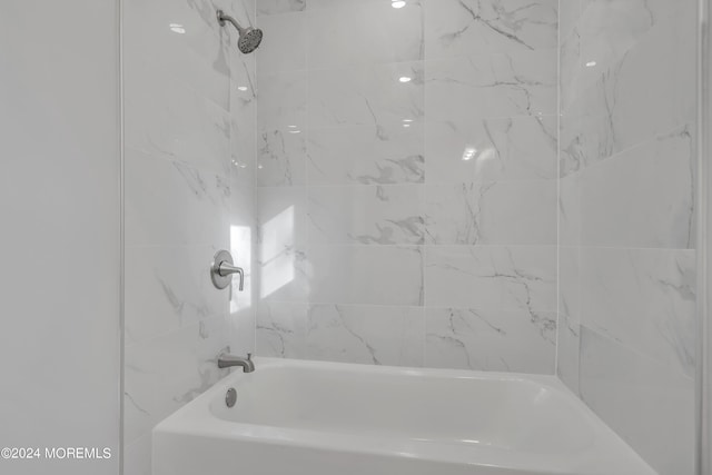 bathroom with tiled shower / bath combo