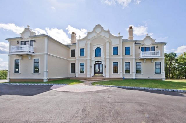 view of front of home with a front lawn