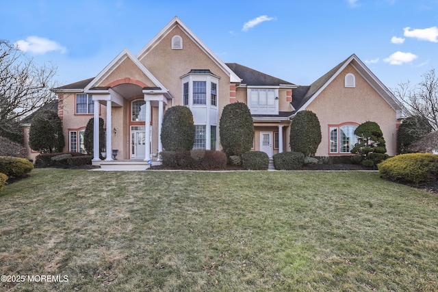 view of front facade featuring a front yard and stucco siding