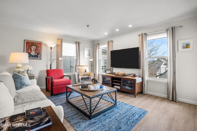 living area featuring light wood-style floors, plenty of natural light, baseboards, and recessed lighting