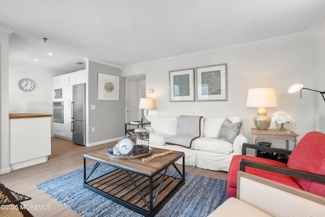 living room with light wood-style flooring, baseboards, crown molding, and recessed lighting