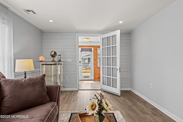 living area with visible vents, recessed lighting, baseboards, and wood finished floors