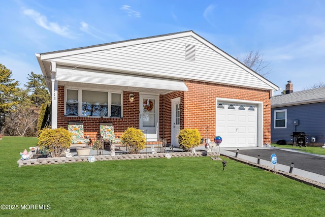 view of front of house featuring a garage and a front yard