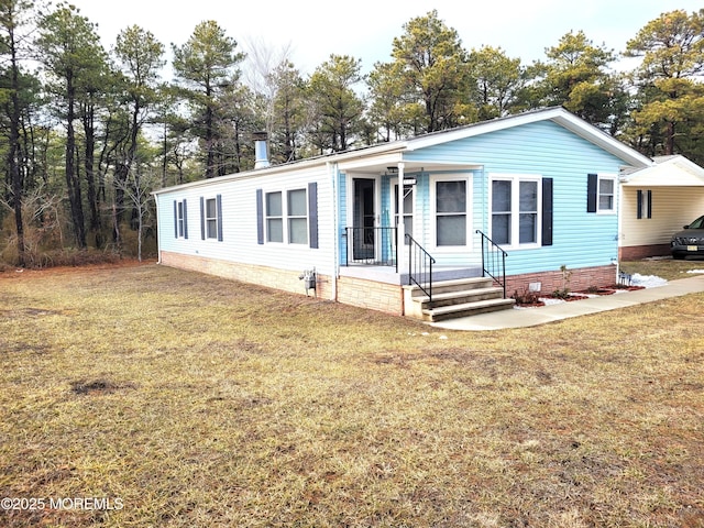 view of front of house with a front lawn