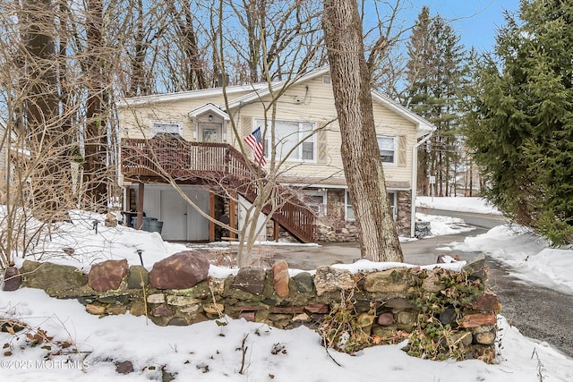 view of front of property featuring a wooden deck