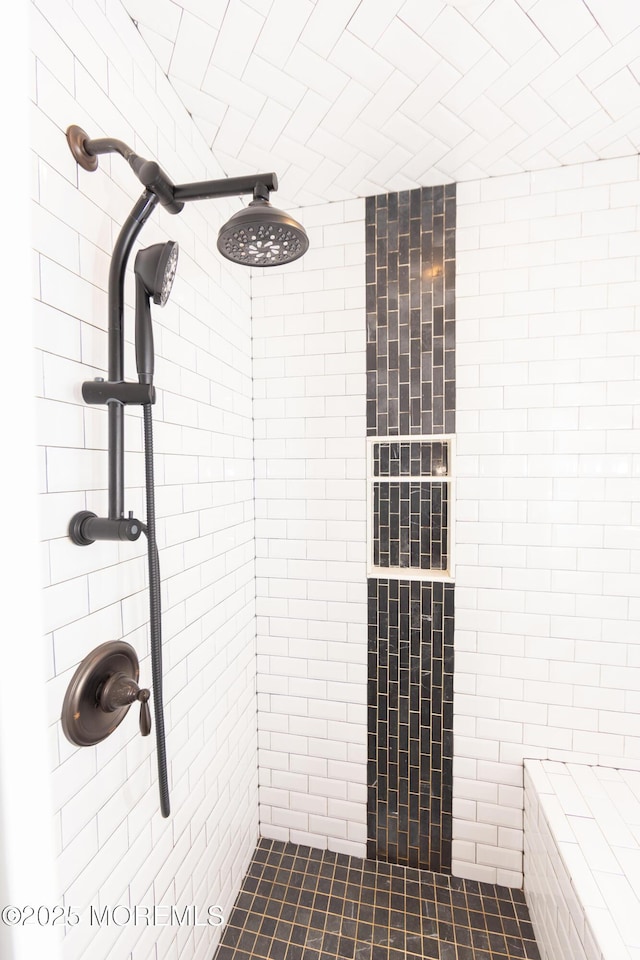 bathroom featuring a tile shower