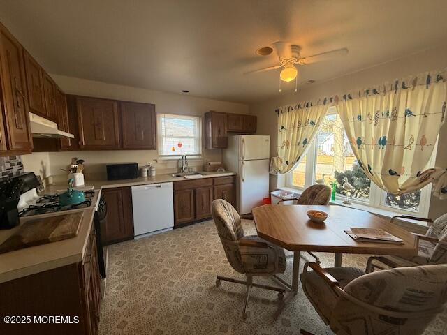 kitchen featuring sink, white appliances, and ceiling fan