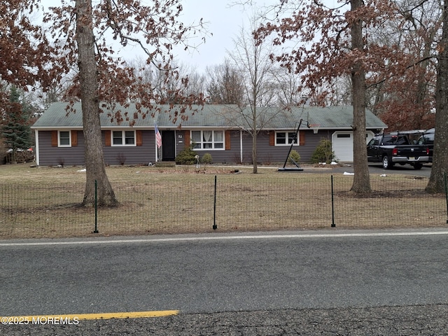 ranch-style home featuring a front lawn