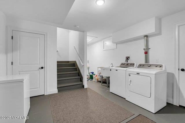 washroom with laundry area and washing machine and dryer