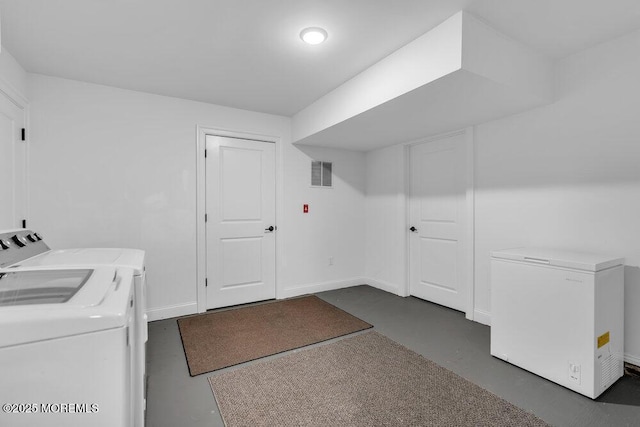 washroom with laundry area, baseboards, visible vents, and independent washer and dryer