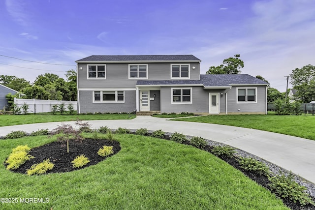 view of front of home featuring a front yard