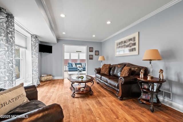 living area with baseboards, visible vents, ornamental molding, wood finished floors, and recessed lighting