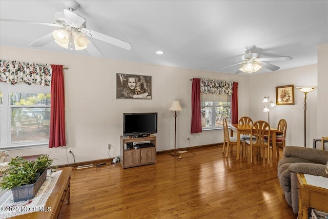 living area with baseboards, a ceiling fan, wood finished floors, and recessed lighting