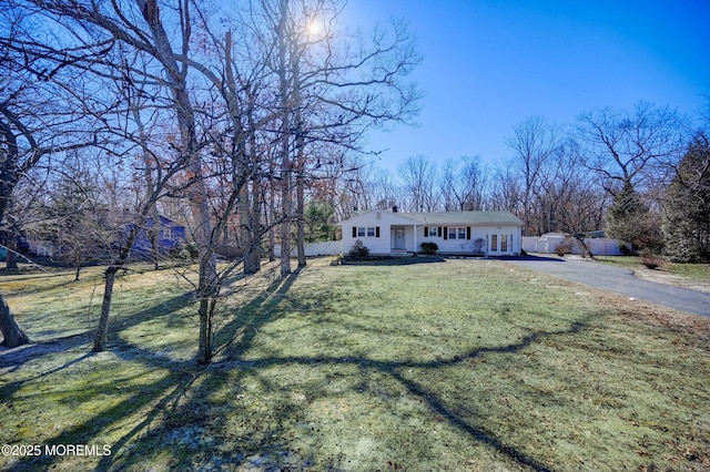 view of front of property featuring a front yard