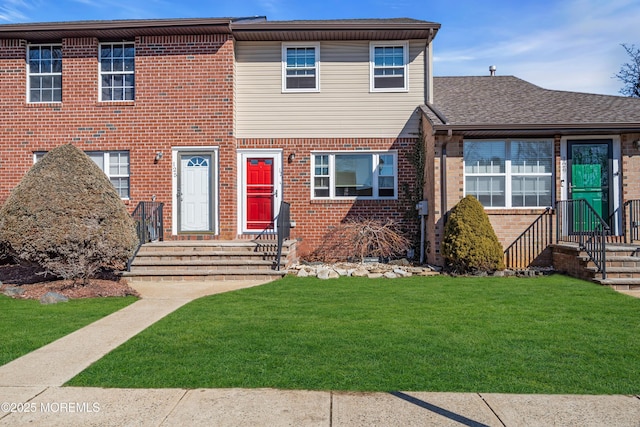 view of front facade featuring a front yard