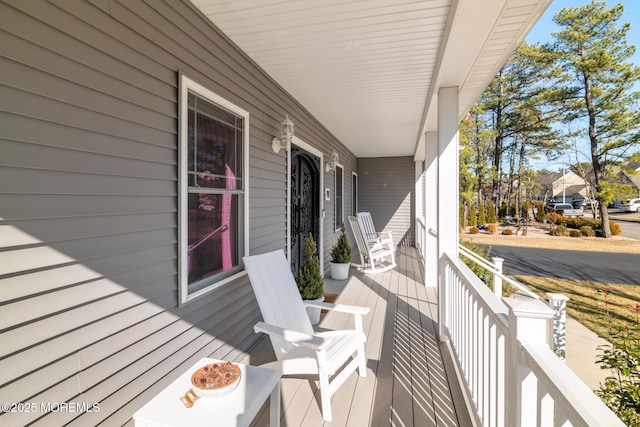 balcony featuring covered porch