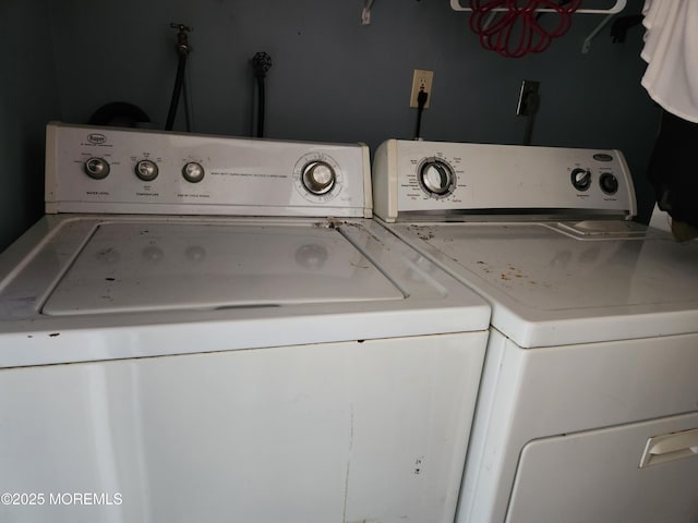 laundry area with laundry area and washing machine and clothes dryer