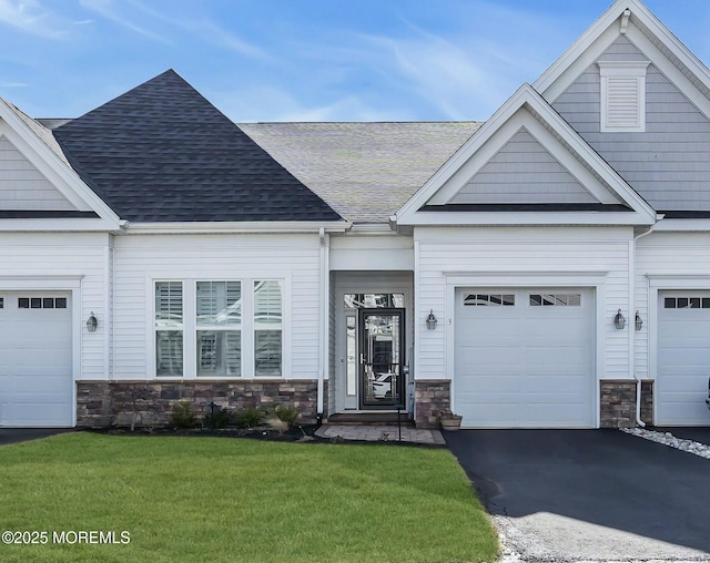 craftsman-style home featuring a front lawn