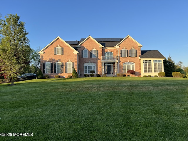 view of front of property featuring a front yard