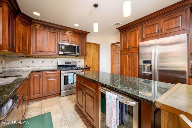 kitchen featuring beverage cooler, tasteful backsplash, visible vents, appliances with stainless steel finishes, and decorative light fixtures