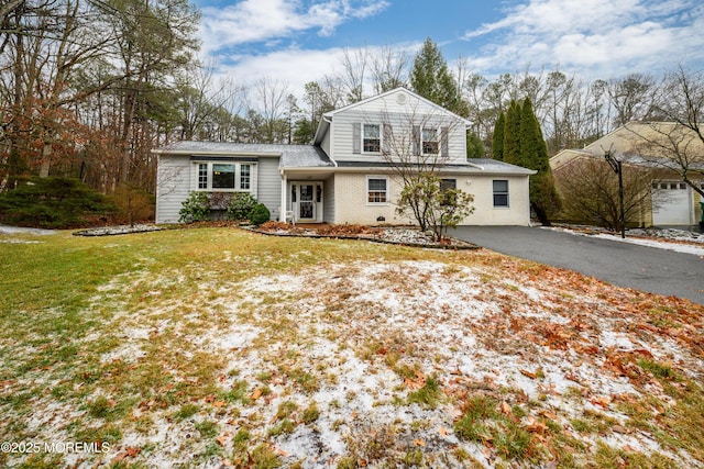 view of front of home featuring a front lawn