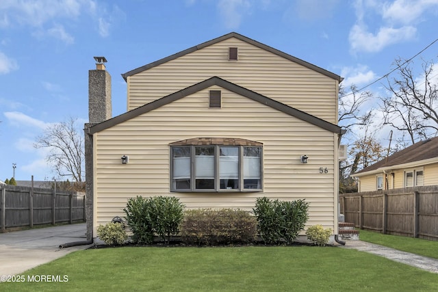 exterior space with a front lawn and fence