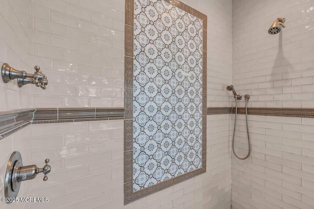 bathroom featuring a tile shower