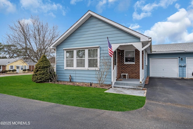 view of front of house featuring an attached garage, driveway, and a front yard