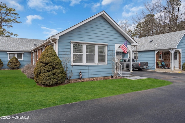 view of front of property with driveway and a front yard