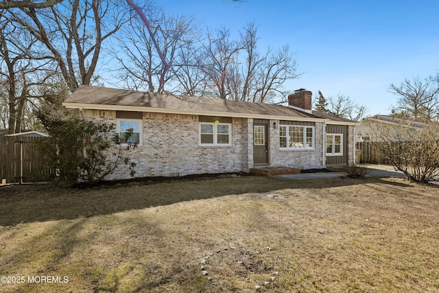 view of front of house with a front lawn