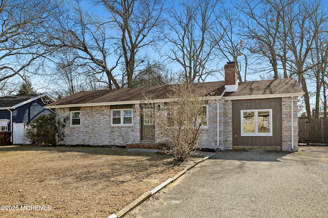 ranch-style house featuring a front lawn