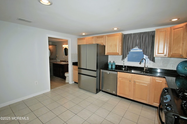 kitchen with stainless steel appliances, visible vents, recessed lighting, a sink, and decorative backsplash