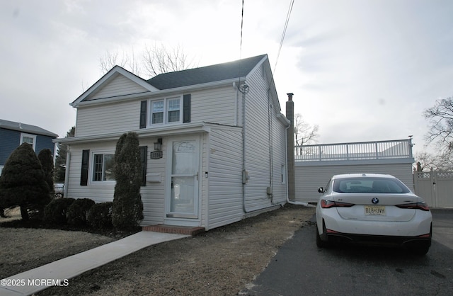 view of front of property featuring aphalt driveway