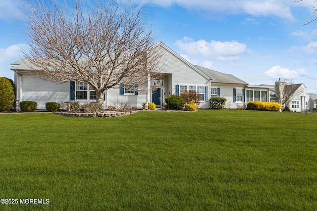 ranch-style house featuring a front lawn