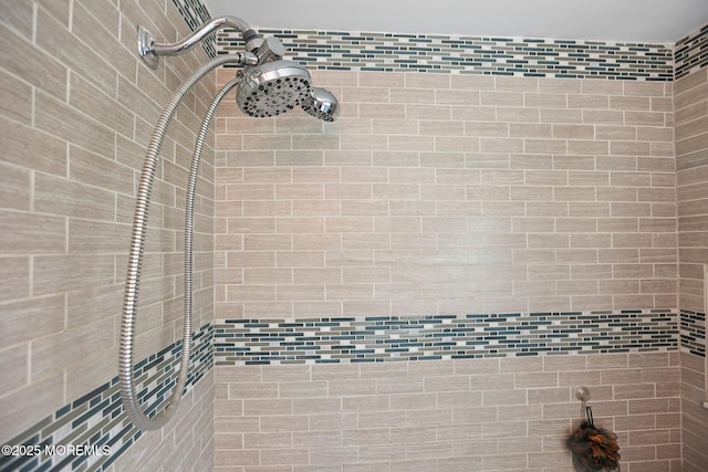 full bathroom featuring a tile shower