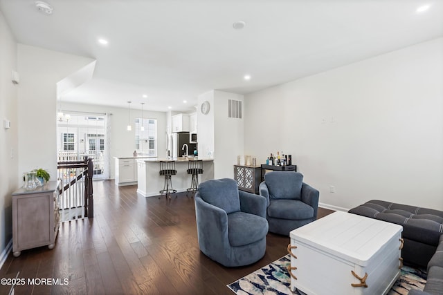 living room with dark wood-type flooring, recessed lighting, visible vents, and baseboards