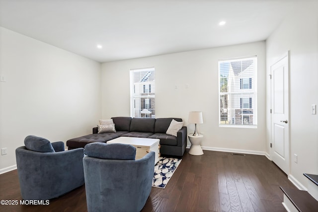 living room featuring dark wood-style floors, recessed lighting, visible vents, and baseboards