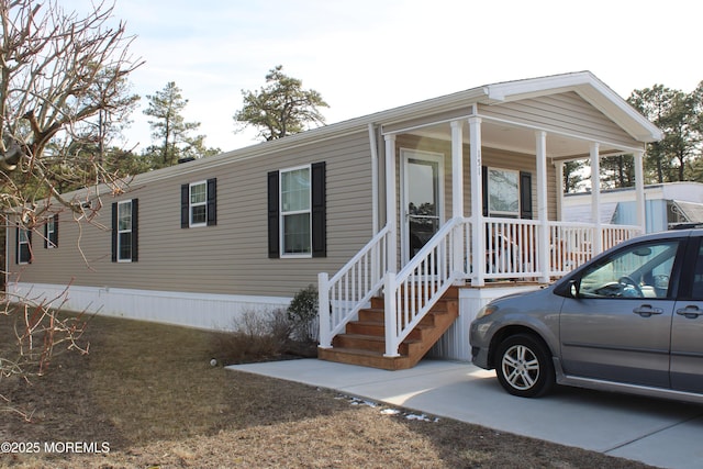 manufactured / mobile home featuring a porch