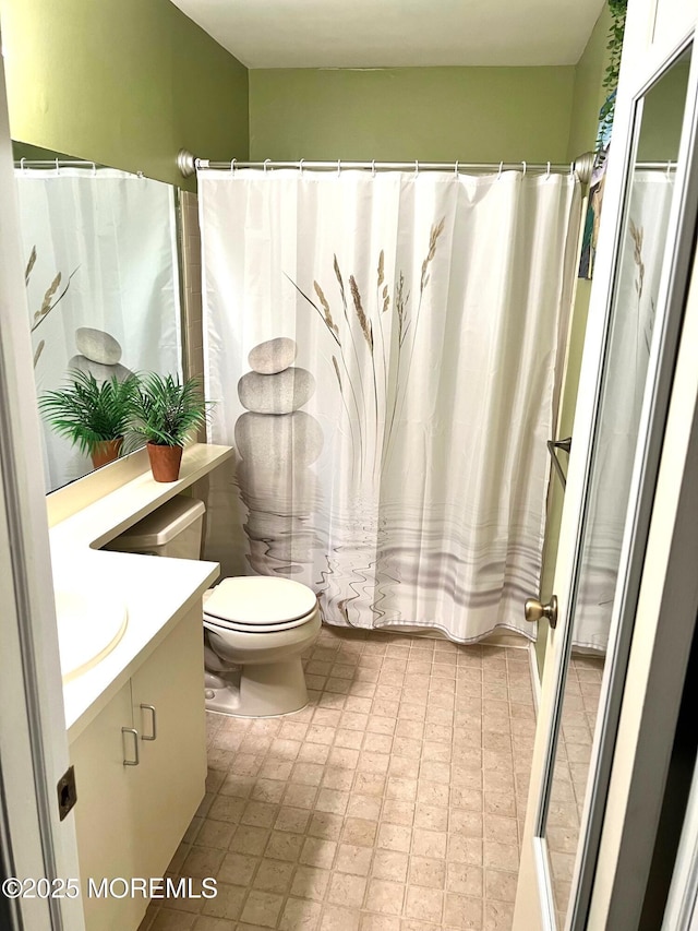 full bathroom featuring toilet, curtained shower, and vanity