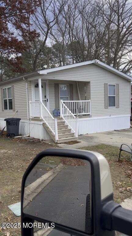 manufactured / mobile home featuring a porch