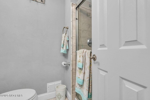 full bathroom featuring baseboards, visible vents, a shower stall, and toilet