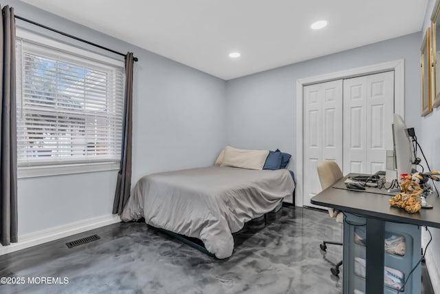 bedroom featuring recessed lighting, a closet, visible vents, concrete flooring, and baseboards