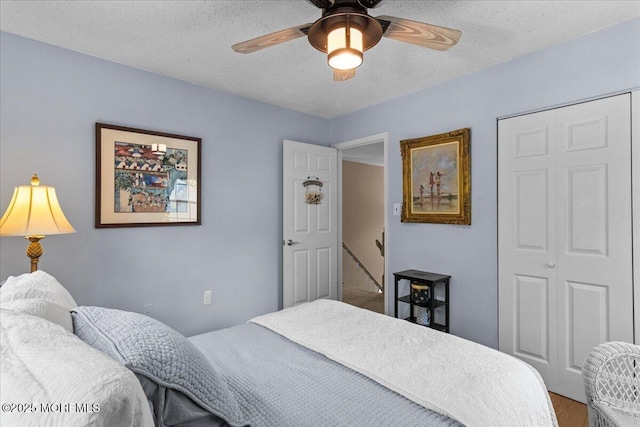 bedroom featuring a textured ceiling and a ceiling fan