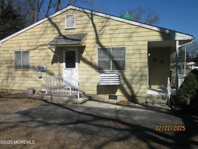 bungalow-style house featuring crawl space