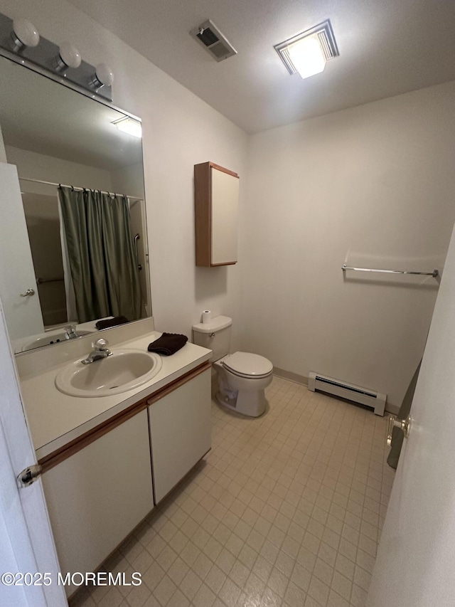 full bathroom featuring toilet, a shower with shower curtain, vanity, visible vents, and baseboard heating