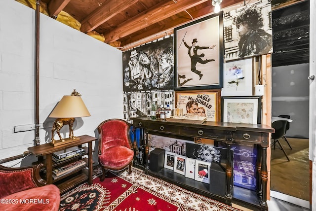 sitting room featuring concrete block wall