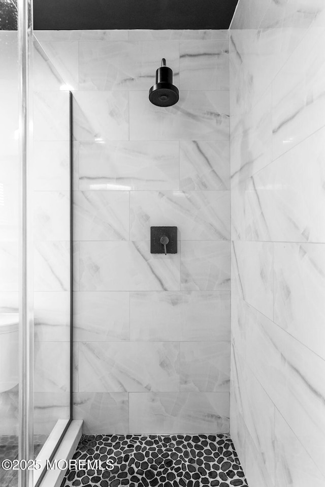 bathroom featuring a tile shower