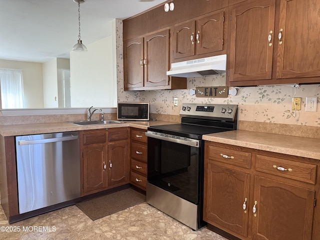 7B Cambridge Cir Unit B, Manchester, NJ 08759 - kitchen featuring appliances with stainless steel finishes, under cabinet range hood, a peninsula, light countertops, and pendant lighting